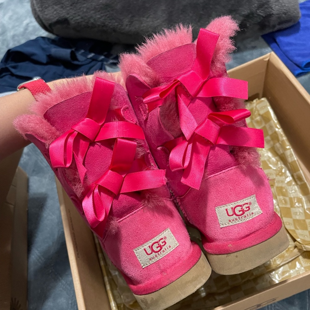 Pink Bow UGGs size 5 in BIG KIDS